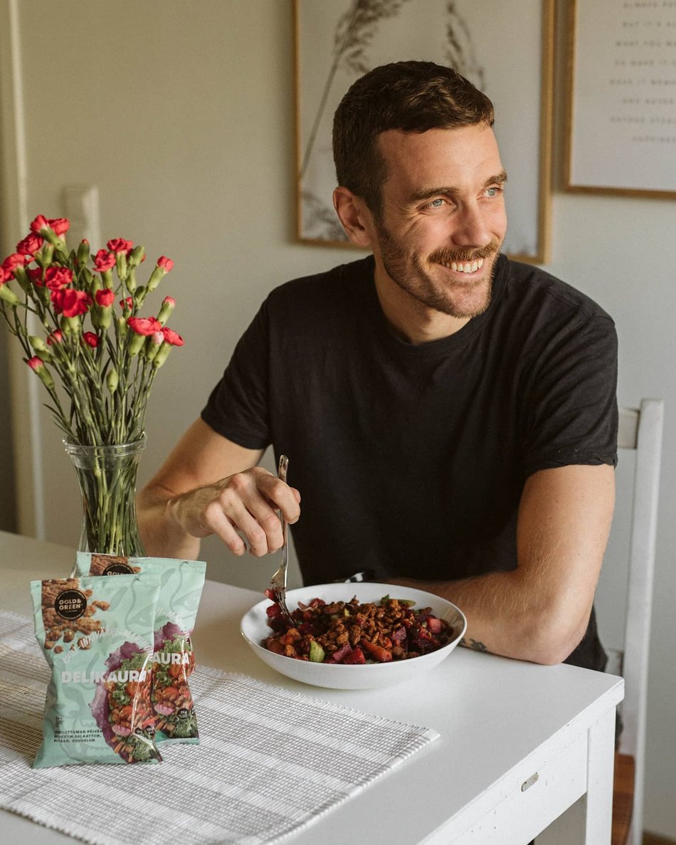 A man smiling and enjoying Gold&Green Delikaura in an influencer campaign with Boksi. Photo from our blog about How to write the perfect brief: Boksi Branded Content Campaign.